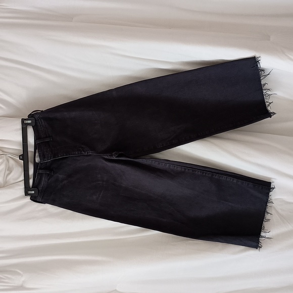 Universal Thread Women’s Frayed Ankle Jeans in Black & Light Pink - Picture 5 of 8